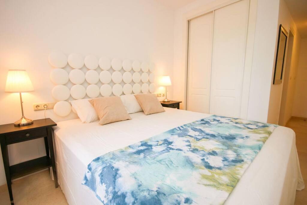 Lovely 2 Bedroom Apt Near Golf Los Lagos Elviria Marbella Exteriör bild