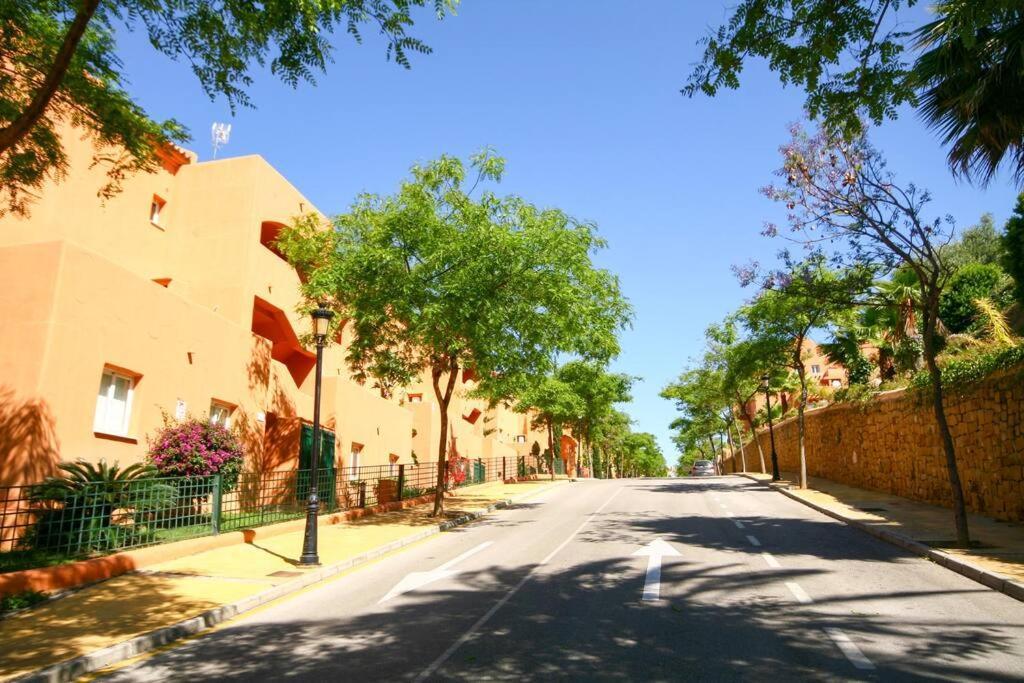 Lovely 2 Bedroom Apt Near Golf Los Lagos Elviria Marbella Exteriör bild